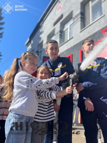 У Нововолинську школярам провели екскурсію до пожежно-рятувального підрозділу 