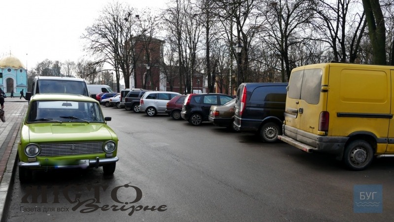 На вулиці Небесної Сотні у Володимирі водії паркуються так, що не проїде авто пожежників 