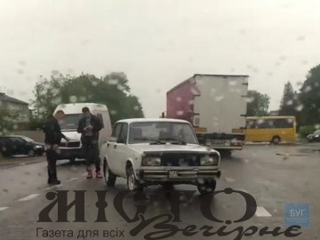 У Нововолинську бус врізався у ВАЗ 