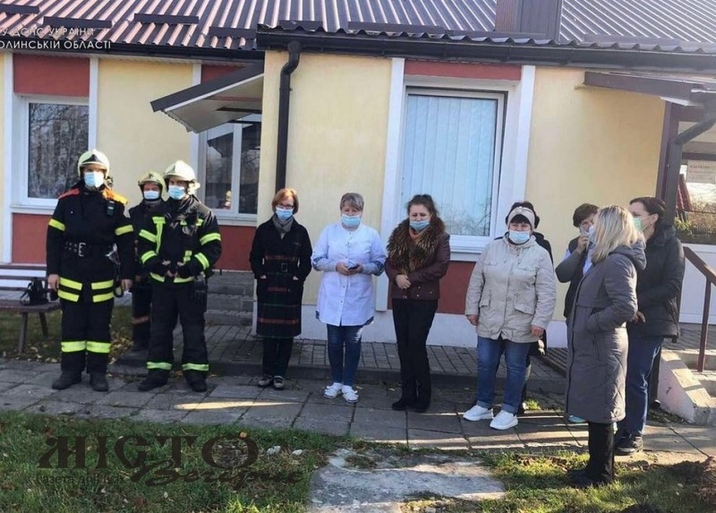 У Володимирі рятувальники показали, як правильно евакуювати людей, які не можуть самостійно пересуватися 