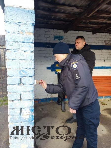 У Нововолинську та Володимирі правоохоронці зафарбовували оголошення, які містять адреси сайтів з продажу наркотиків 