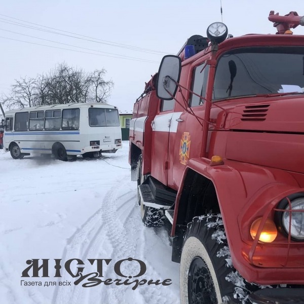 У Дігтеві рятувальники витягнули зі снігу шкільний автобус 
