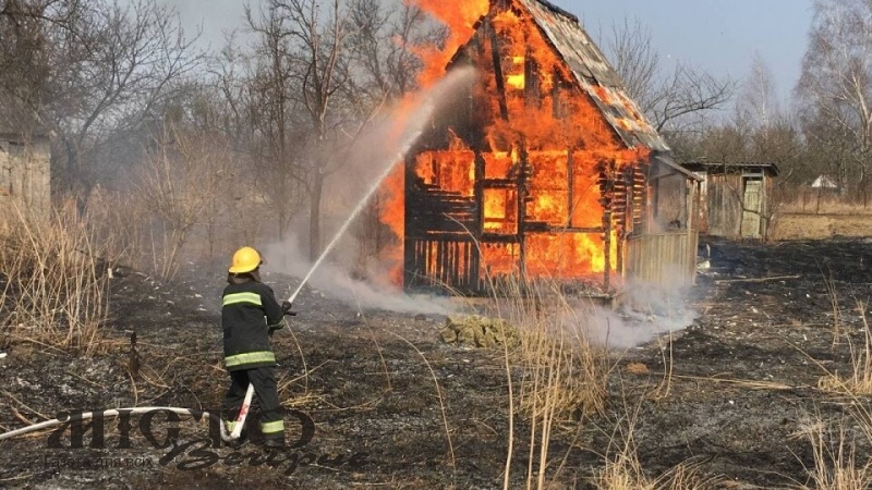 В Благодатному через спалювання сухостою згоріла дача 