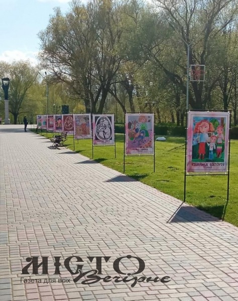 Вихованці Володимирської художньої школи створили галерею до Дня матері 