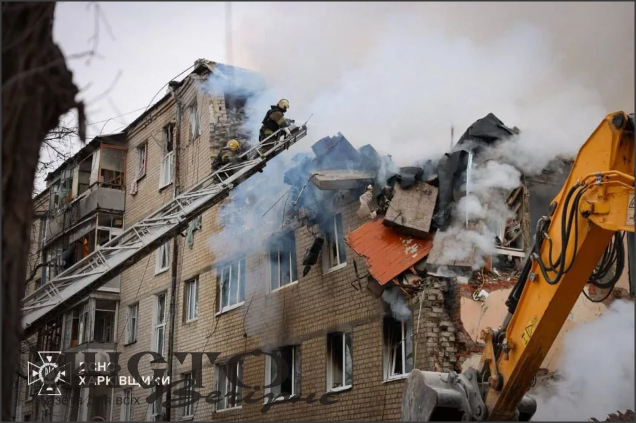 Росіяни вдарили балістичною ракетою по багатоповерхівці в Харкові 