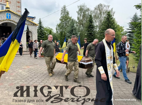 Нововолинська громада назавжди попрощалася з Героєм Ігорем Савчуком 