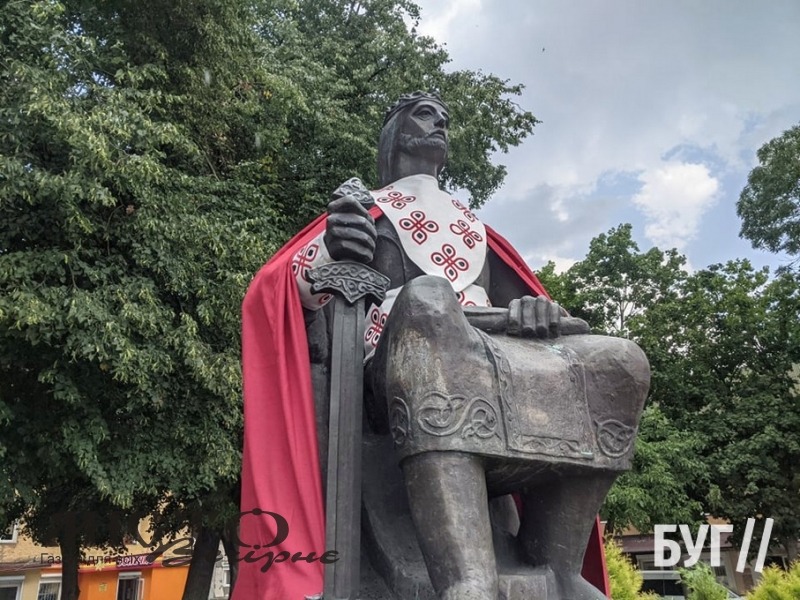 У Володимирі до Дня міста вбрали статуї в святкові шати 