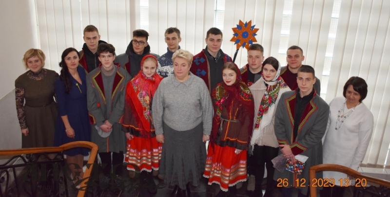 До Іваничівської селищної ради завітали колядники 