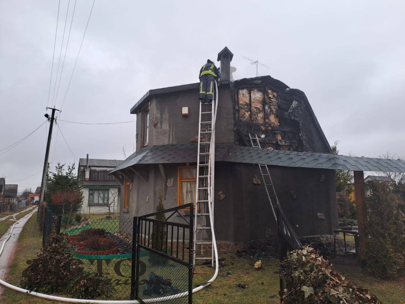 Нововолинські рятувальники ліквідували пожежу в дачному будинку 