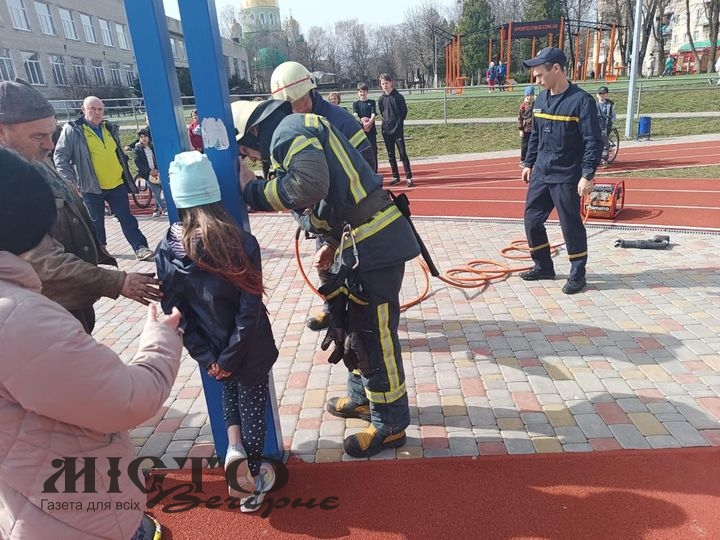 У Нововолинську рятувальники деблокували дитину, яка застрягла ногою у металевій стійці 