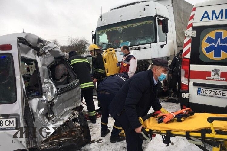 У Нововолинську з авто, яке потрапило у ДТП, вирізали пасажирку 