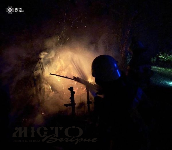 У Нововолинській громаді поблизу дачного масиву горіла будівля 