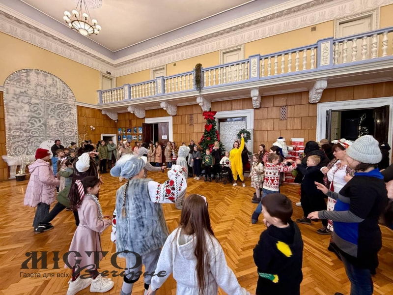 У Нововолинську 150 дітей-сиріт і дітей, позбавлених батьківського піклування отримали солодкі подарунки 
