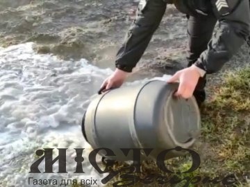 У селі на Волині поліцейські вилучили та вилили кілька літрів самогону 