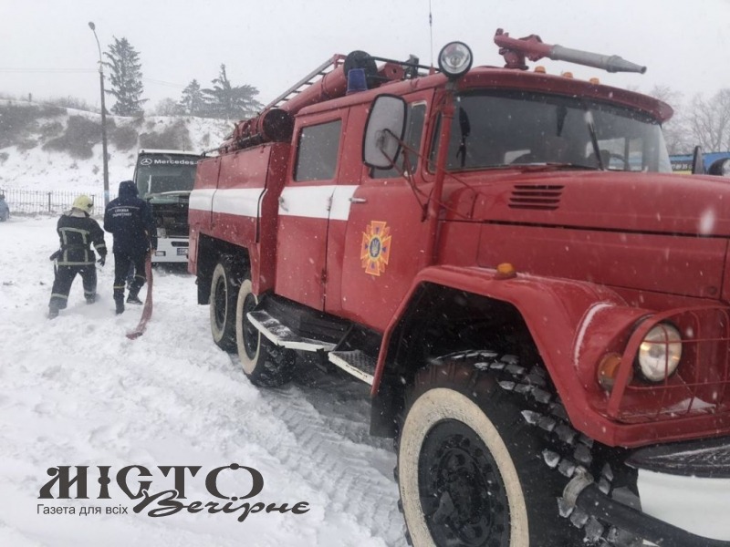 На автостанції у Володимирі рятувальники витягували зі снігу автобус 