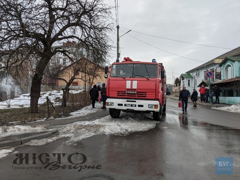 У Володимирі сталася пожежа: вогнеборці врятували жінку - новини Володимир-Водинського У Володимирі сталася пожежа: вогнеборці врятували жінку