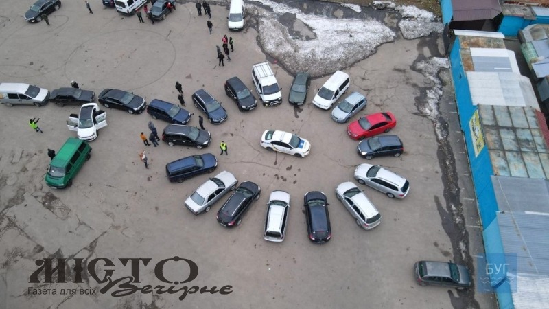 У центрі Володимира створили квітку з автомобілів 