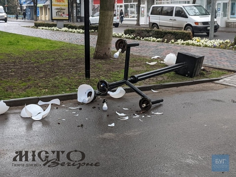 У Володимирі на водія, який збив вуличний світильник, склали 4 протоколи 