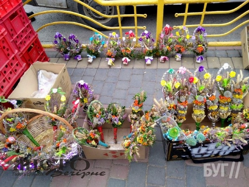 На ринку Володимира продають букети та корзинки до Яблучного Спаса 