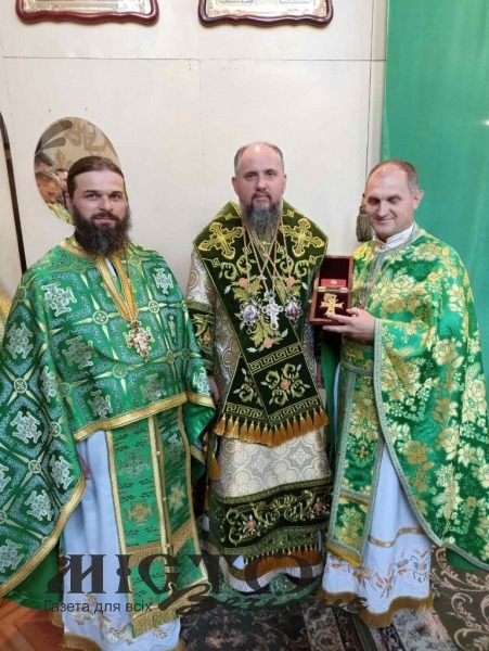 Митрополит Епіфаній подарував іменний хрест настоятелю храму у Володимирі - новини Володимир-Водинського Митрополит Епіфаній подарував іменний хрест настоятелю храму у Володимирі