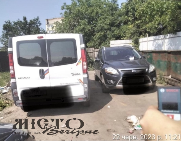 У Нововолинську комунальники вкотре не змогли вивезти сміття через припарковані автомобілі 
