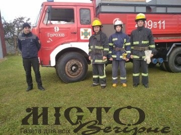 На Волині «швидка», яка їхала на виклик до хворої жінки, застрягла у полі 