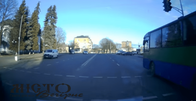 У Володимирі оштрафували водія автобуса за проїзд на червоне 
