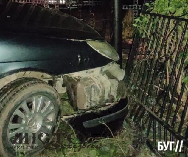 У Нововолинську нетверезий водій влетів у паркан ліцею та втік з місця події 
