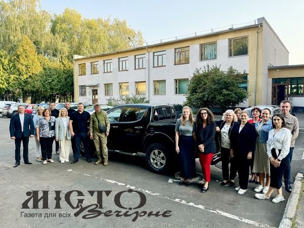 У Нововолинську працівники виконавчого комітету придбали авто для військових 