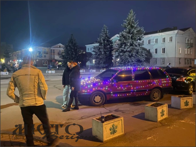 У Нововолинську помітили автомобіль у новорічних гірляндах 