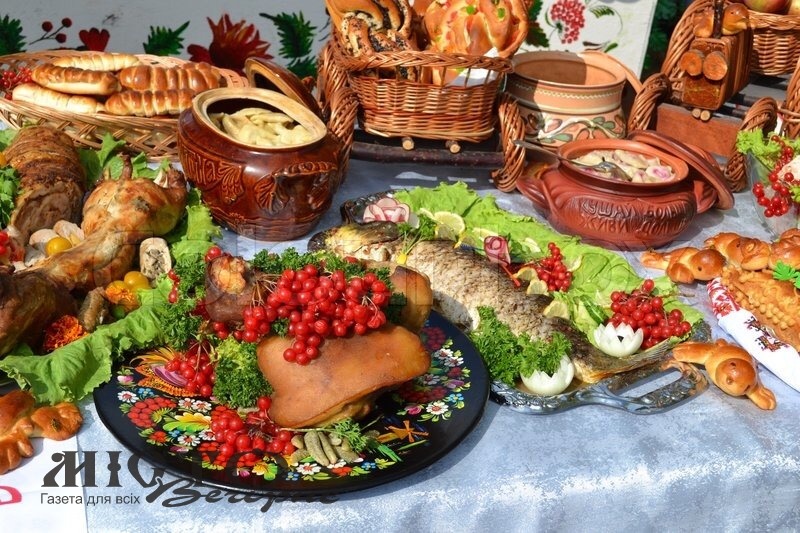 Українці “проїдають” половину зарплати 