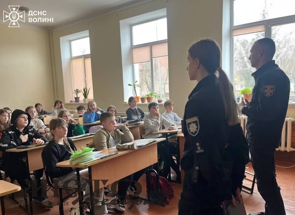 У Нововолинську рятувальники провели навчальний захід для ліцеїстів 