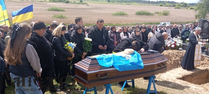 Іваничівська громада віддала останню шану загиблому Герою Григорію Душному 