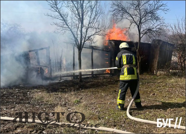 На масиві «Прикордонник» Литовезької громади від сухої трави загорілись дачні будинки 