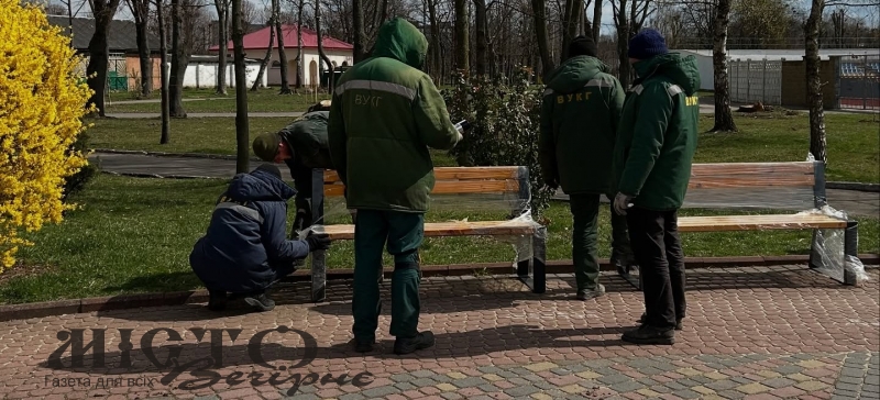 У центрі Нововолинська встановлено нові лавки та урни 
