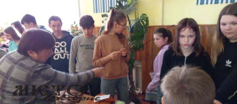 Учні Мовниківської гімназії зібрали 18 300 грн для ЗСУ під час благодійного ярмарку 