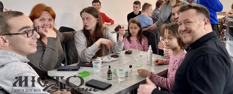 Творчість, що надихає: у Нововолинську діти з інвалідністю виготовляють свічки та мило 