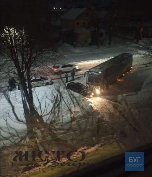У Володимирі зіштовхнулись пасажирський автобус та легковик 