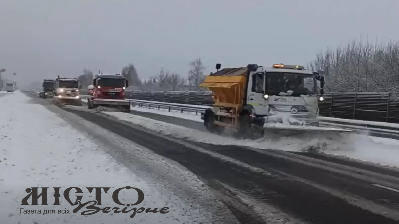 26 одиниць техніки розчищали дороги Волині під час негоди - новини Володимир-Водинського 26 одиниць техніки розчищали дороги Волині під час негоди