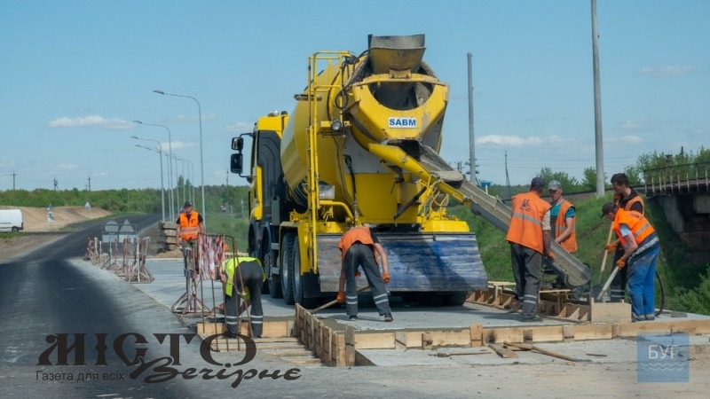 На трасі між Володимиром та Устилугом вкладають другий шар асфальту 