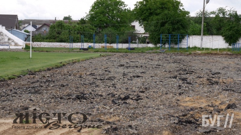 У Володимирі на стадіоні розпочали знімати старий асфальт з бігових доріжок - новини Володимир-Водинського У Володимирі на стадіоні розпочали знімати старий асфальт з бігових доріжок