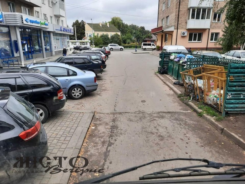 Комунальники Володимира просять водіїв не паркувати автівки біля сміттєвих контейнерів 