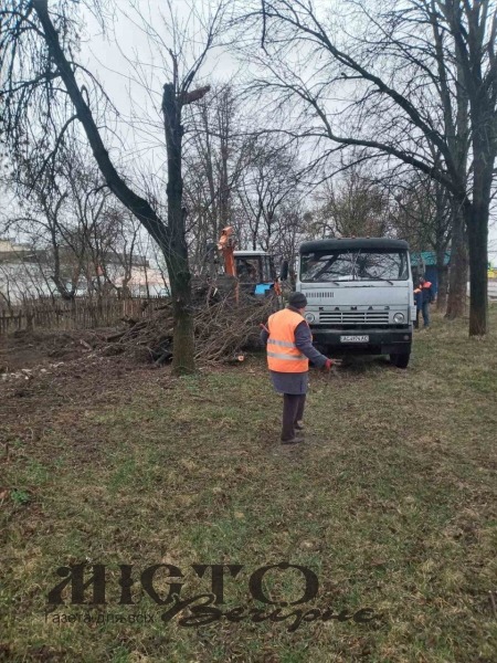У Володимирі комунальники продовжують ліквідацію стихійних сміттєзвалищ 