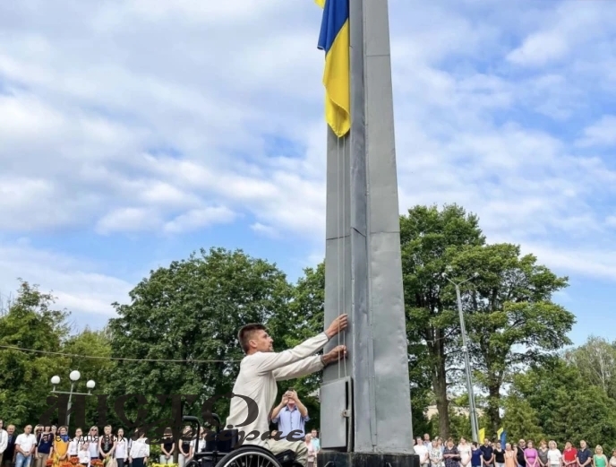 У Нововолинську учасник російсько-української війни Сергій Гордієвич урочисто підняв прапор 