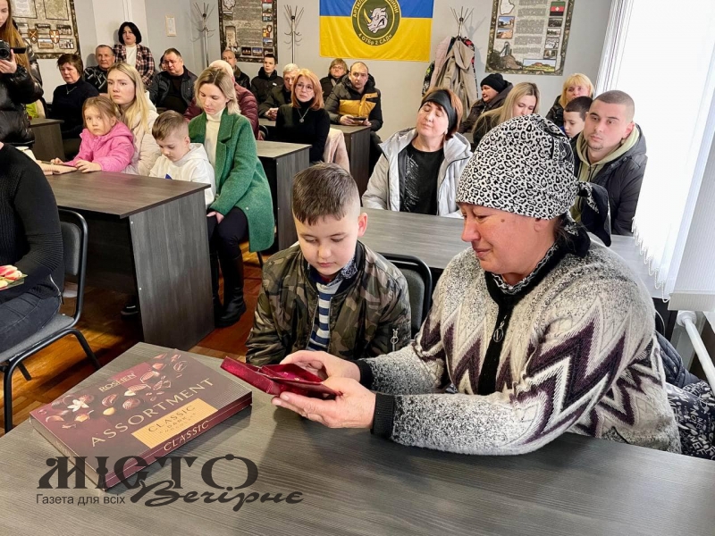 Родинам загиблих героїв з Нововолинської громади вручили відзнаки 