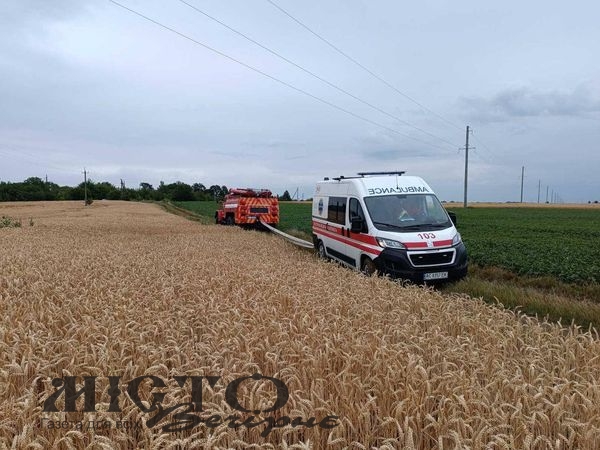 Нововолинські рятувальники відбуксирували карету швидкої допомоги та допомогли людині 