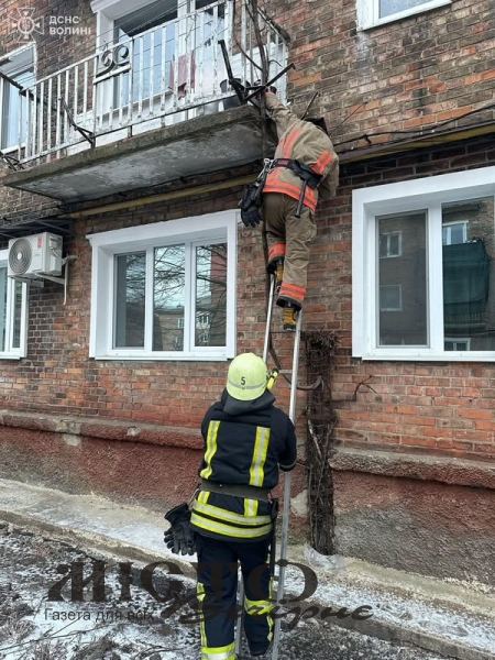 У Нововолинську рятувальники визволили із зачиненої квартири жінку похилого віку 