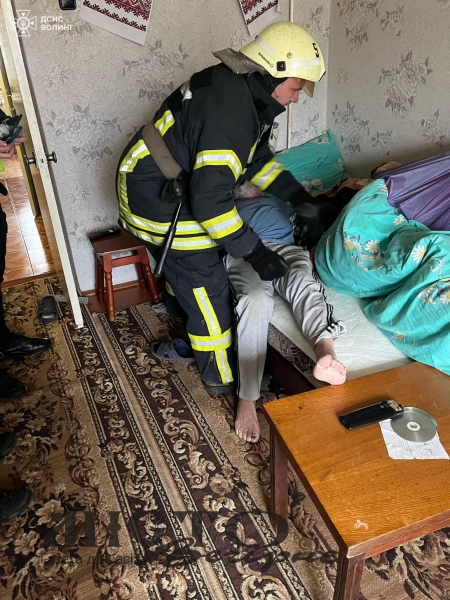 У Нововолинську рятувальники визволили чоловіка, який потребував допомоги 