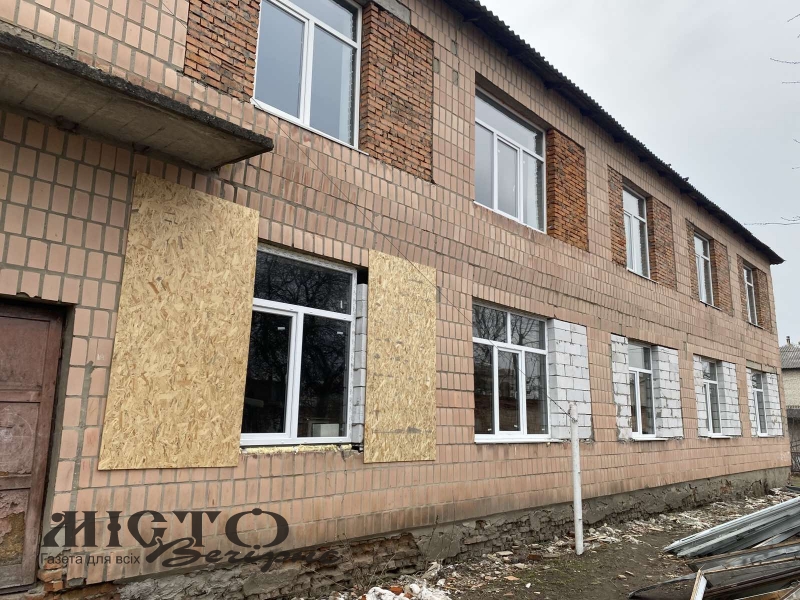У комунальному приміщенні Локач замінили старі вікна 