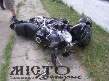На Волині неповнолітній мотоцикліст влетів у паркан сусіда і зламав ногу 